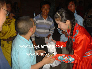 壩上農(nóng)家院晚上活動