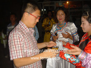 壩上農(nóng)家院晚上活動