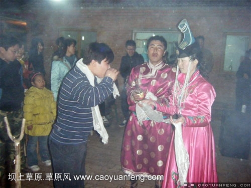 蒙古族姑娘在為戰(zhàn)神敬獻(xiàn)哈達(dá)
