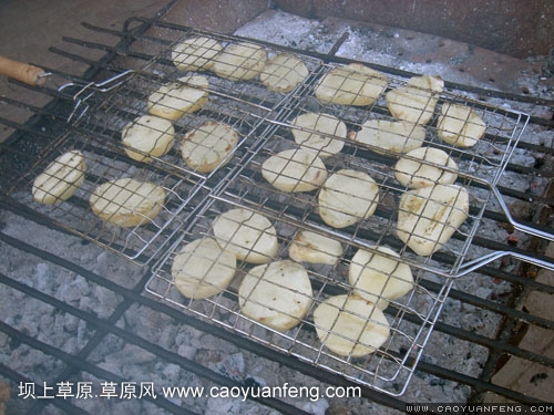 燒烤開始嘍~烤羊烤土豆，我們一起行動